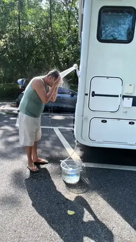 Já pensou em ter um banho fresquinho em qualquer lugar? 🚿 Esse chuveiro portátil é leve, fácil de usar e vem com bateria recarregável. Ideal pra camping, praia, viagem ou até pra dar aquele trato no pet. Só encher de água, ligar e pronto! Praticidade que cabe na mochila. #acampar #viajem #trilha #banho #chuveiro