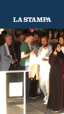 È atterrato all'aeroporto di Istanbul l'aereo della Turkish Airlines che trasportava 137 attivisti della Global Sumud Flotilla, tra cui 26 italiani, espulsi da Israele. A bordo, anche cittadini di Turchia, Malesia, Stati Uniti, Emirati Arabi Uniti, Algeria, Marocco, Kuwait, Libia, Mauritania, Svizzera, Tunisia e Giordania. Il ministro degli Esteri Antonio Tajani aveva annunciato l’imminente arrivo, aggiungendo: «Gli altri 15 italiani non hanno firmato il foglio di rilascio volontario e dovranno attendere l'espulsione per via giudiziaria. Ho nuovamente dato disposizioni all'Ambasciata d'Italia a Tel Aviv di far assicurare ai connazionali rimasti un trattamento rispettoso dei loro diritti». #Flotilla