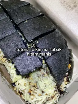 Berikut resep membuat martabak hitam manis: Bahan: - 2 butir telur - 200 gram gula pasir - 1/2 sendok teh garam - 1/2 sendok teh baking powder - 200 gram tepung terigu - 250 ml air - 1/4 sendok teh pasta coklat (untuk warna hitam) - Margarin atau minyak untuk olesan wajan Cara membuat: 1. Kocok telur dan gula pasir hingga larut. 2. Tambahkan garam, baking powder, dan tepung terigu. Aduk rata. 3. Masukkan air dan pasta coklat. Aduk hingga adonan tercampur rata. 4. Panaskan wajan martabak dengan api sedang, olesi dengan margarin atau minyak. 5. Tuang adonan, tutup wajan, dan masak hingga matang. #6. Angkat, sajikan hangat dengan topping sesuai selera (misalnya coklat, keju, atau kacang). Selamat mencoba!