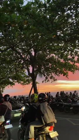 Tempat paling best dipadang, view Sunset taplau secantik itu, Warga kota padang serame itu🫶🥹 #taplau #padang #iphone11  #sunset 