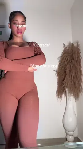 Lo mismo todo el tiempo 😂 Soy natural chicos pero si fuera operada porque me debería de dar vergüenza decirlo?