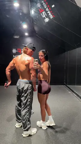 gym partner 🤝🏼 fit is @DFYNE code GFORTE #gym #GymTok #gymcouple #viral #fyp 