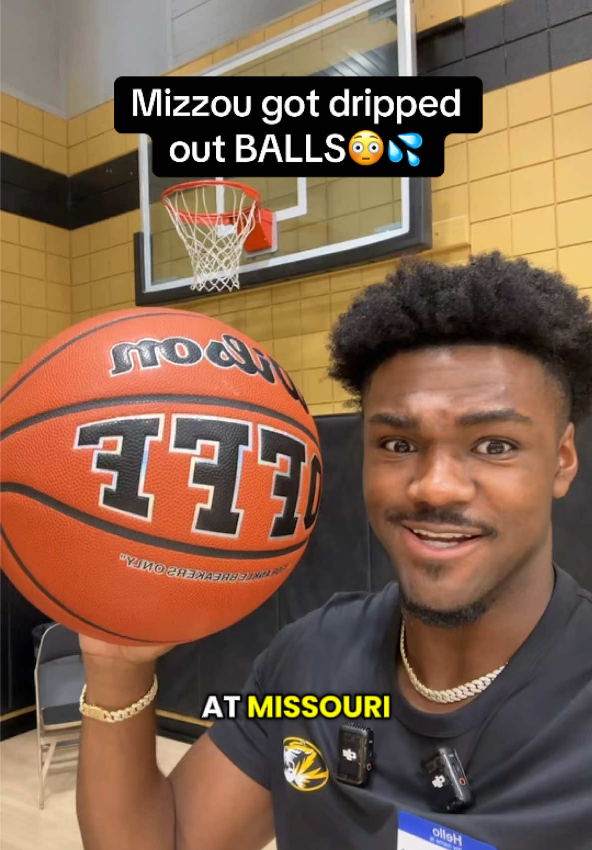 Dripped out Basketballs are CRAZY WORK🤣🏀 #joshsmoore #fyp #basketball #mizzou 