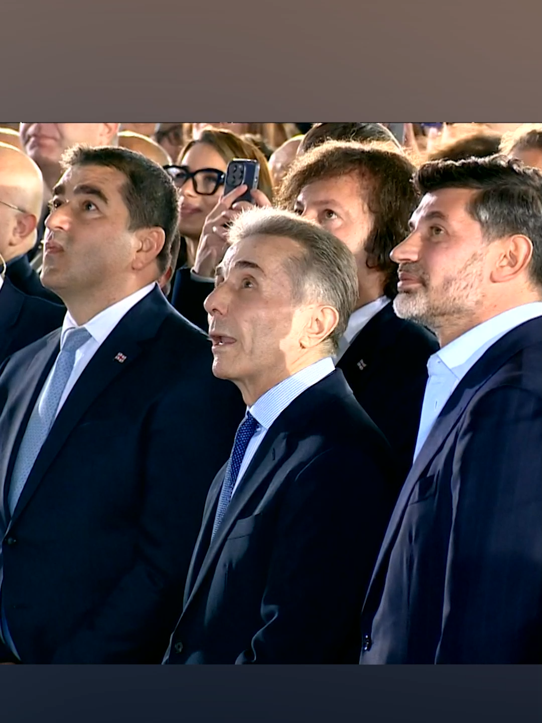 🔹„ქართული ოცნების“ ცენტრალურ ოფისში ეგზიტპოლების გამოცხადების შემდეგ, არჩევნებში გამარჯვებას ზეიმობენ. 🔹ადგილზე შეკრებილები არიან მმართველი პარტიის ლიდერები, და მხარდამჭერები. ეგზიტპოლის მიხედვით, თბილისის მოქმედმა მერმა ხმათა 77%-ზე მეტი მიიღო.