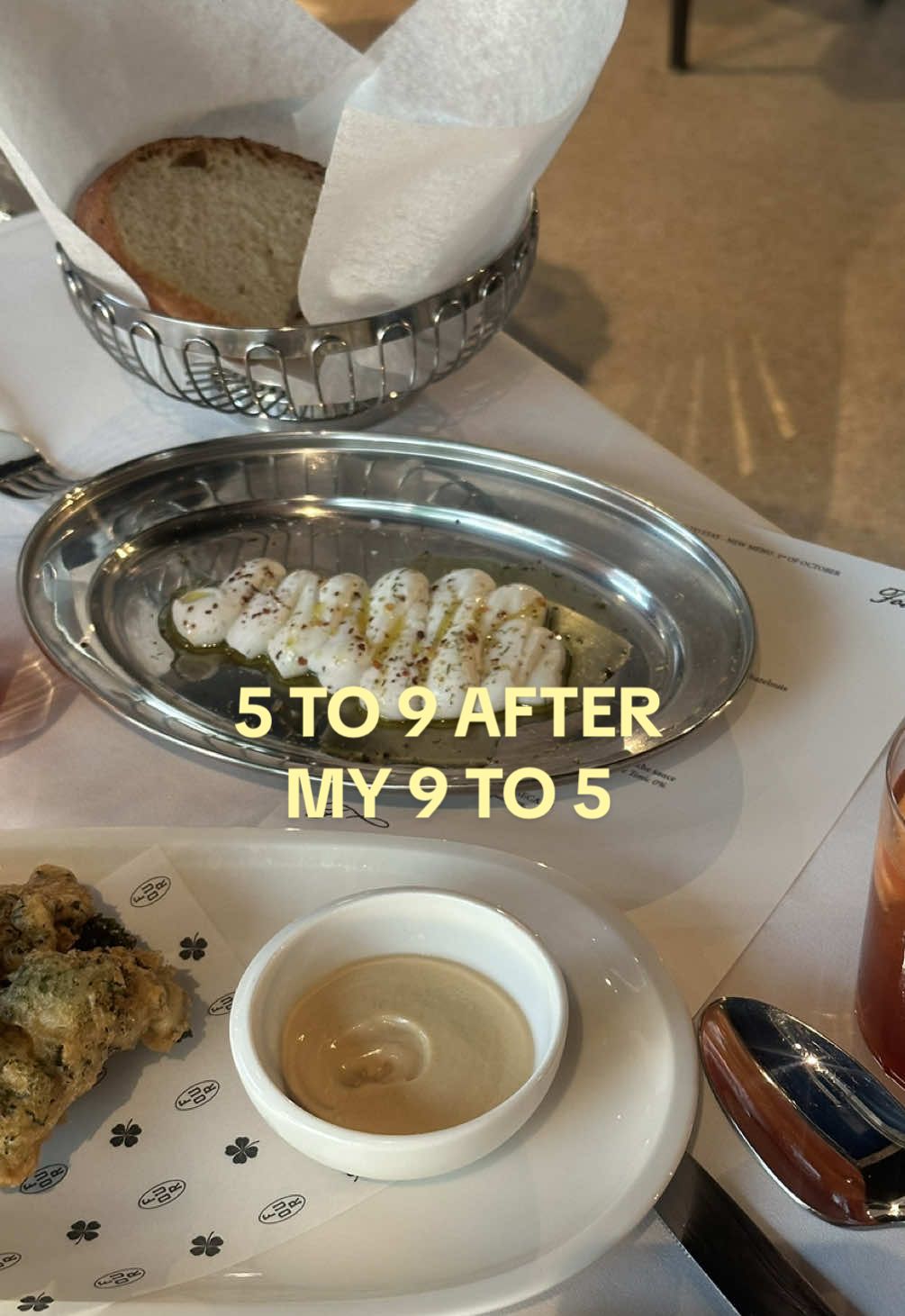 Advertentie (invited) I kan iemand mij er aan herinneren dat ik niet elke avond van de week iets moet doen en dat het sociaal acceptabel is om gewoon ‘s avonds in de zetel te zitten 🤝 merci! #5to9 #afterwork #freelance #events #FoodTok 