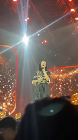 Lagu lama tapi masih ngena sampe sekarang.. Cuma bisa nangis aja karna punya Tuhan yang mengasihi kita 🥺❤️ Tuhan berkati terus buat kak @Sari Simorangkir #konserrohani #sarisimorangkir #psalmofgratitude #worshipnight #tennisindorsenayan 