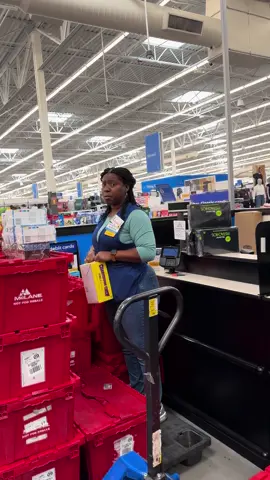 Customer upset with #walmart employee for having a AirPod 😂 #argument #beef #orlando #ragebait 