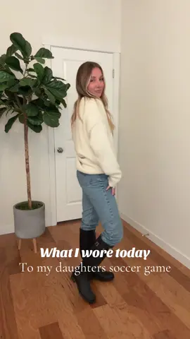 Rain boot season is back🙃 #whatiworetoday#hunterrainboots#gapsweater#levis#OOTD