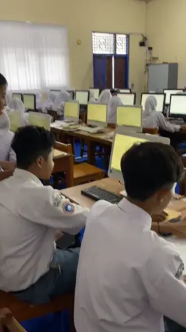 anjai jgn lupa mampir #school #websitekelas #foryoupage #class_of_elvone 