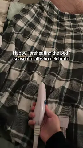 It’s that time of year (even tho I live in Florida don’t judge me) #heatedblanket #chronicillness #chronicallyill #ehlersdanlos #octoberslide 