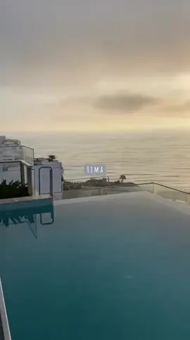Un atardecer desde 27 Tapas en Lima. 📍27 Tapas, en el rooftop del hotel Iberostar en Miraflores. #peru #lima #fyp #rooftop #parati 