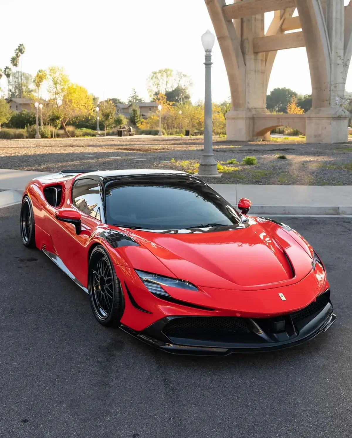 L’icône rouge est de retour. Voici la Ferrari SF90 Stradale, le joyau technologique de Maranello, une supercar née pour brouiller la frontière entre performance pure et innovation électrique. Une œuvre d’art mécanique, habillée du rouge légendaire, perfectionnée ici par RDB LA, le temple californien de la personnalisation automobile extrême. Sous son regard félin et ses lignes acérées se cache un système hybride de 1 000 chevaux. Oui, quatre chiffres. Le V8 biturbo de 4,0 litres, déjà monstrueux, est épaulé par trois moteurs électriques — deux à l’avant pour une motricité dantesque, un à l’arrière pour renforcer la poussée. Résultat : un 0 à 100 km/h expédié en 2,5 secondes, et une vitesse de pointe qui flirte avec les 340 km/h. Mais au-delà des chiffres, la SF90 c’est un statement, une démonstration de force. Ferrari prouve qu’on peut allier l’électrification et la passion brute. Le rugissement du V8, amplifié par la précision chirurgicale du couple instantané électrique, donne naissance à une expérience de conduite qui frôle la perfection. L’exemplaire capturé ici par RDB LA pousse le concept encore plus loin. Jantes noires forgées, freins carbone-céramique dorés, finitions contrastées en fibre de carbone… Chaque détail respire la performance et la maîtrise. La carrosserie rouge, éclatante sous le soleil californien, capture la quintessence de l’âme Ferrari — la fusion du feu, du prestige et du design. Derrière le volant, tout semble centré sur une seule idée : créer l’émotion ultime. Le volant tactile, les affichages digitaux en 3D, l’ergonomie de cockpit d’un avion de chasse… La SF90 ne se contente pas de repousser les limites, elle redéfinit le futur du pilotage. C’est la rencontre entre deux mondes : la folie artisanale de RDB LA, capable de sublimer chaque courbe, et la science italienne du constructeur le plus mythique au monde. La Ferrari SF90 Stradale, c’est l’icône réinventée. Un rugissement électrique, une beauté agressive, un symbole éternel. ❤️‍🔥 #Fer#FerrariSF90b#HybridBeastB#RDBLAa#ItalianPowerpercarart 