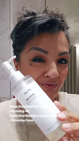 Double Cleanse with me.. Mij ochtend en avond routine. Alleen avond double cleanse is genoeg maar ik houd ervan om me zo schoon te voelen. Anua Heartleaf Quercetinol Pore Deep Cleansing Foam Anua Heartleaf Pore Control Cleansing Oil Wil jij deze ook check link in bio. Koop de echte bij Yesstyle en gebruik ANSJE001 voor extra korting. #doublecleanse #anua #skincaretok #hindoestaans #koreanskincareroutine 