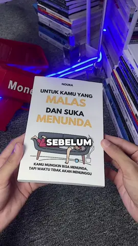 kasian hidupnya cuma scrolling sosmed tanpa ada perubahan! kamu mungkin bisa menunda-nunda, tapi waktu gak akan pernah nungguin kamu. Berhenti rebahan berlebihan, waktunya kejar mimpi. 📚 Buku Untuk Kamu yang Malas dan Suka Menunda isinya penuh motivasi dan cara praktis biar kamu bisa berubah jadi lebih semangat, lebih disiplin, dan gak kalah sama rasa malas. 📚 Buku ini membahas tuntas tentang: ➡️ Kenapa malas itu susah dihilangkan. - Karena malas lahir dari kebiasaan, bukan sekadar rasa capek. Semakin sering dituruti, makin kuat cengkeramannya. ➡️ Cara mengendalikan diri. - Kita harus bisa mengendalikan perasaan, pikiran negatif, dan berhenti nyalahin orang lain. ➡️ Motivasi sebagai kunci. - Hidup harus punya tujuan & motivasi, supaya ada dorongan buat bergerak, bukan sekadar wacana. ➡️ Menghadapi kegagalan. - Semua orang pernah gagal, tapi yang membedakan adalah siapa yang bangkit dan siapa yang menyerah. ➡️ Jangan takut bersaing & berproses. - Belajar sabar, fokus, dan berani ambil langkah meski pelan. ➡️ Singkirkan hal-hal nggak penting. - Salah satu penyebab malas adalah distraksi. Buku ini ngajarin cara bikin suasana baru & hidup yang lebih produktif. ➡️ Manusia adalah musuh terbesar dirinya sendiri. - Karena itu, kita harus sadar: kalau mau sukses, jangan sampai diri kita sendiri yang jadi penghalangnya. ➡️ Tidak ada kata terlambat untuk berubah. - Bahkan pemalas sekalipun bisa jadi pekerja keras & cerdas, asal mau memulai sekarang. 📚 Buku ini cocok banget buat kamu yang sering: ✅ Nunda kerjaan/tugas ✅ Suka rebahan padahal banyak deadline ✅ Mau berubah tapi bingung mulai dari mana ✅ Butuh dorongan biar lebih semangat 👉🏻 Klik keranjang kuning sekarang juga. #untukkamuyangmalasdansukamenunda #bukuselfimprovement #bukumotivasi #rekomendasibuku #motivasidiri 