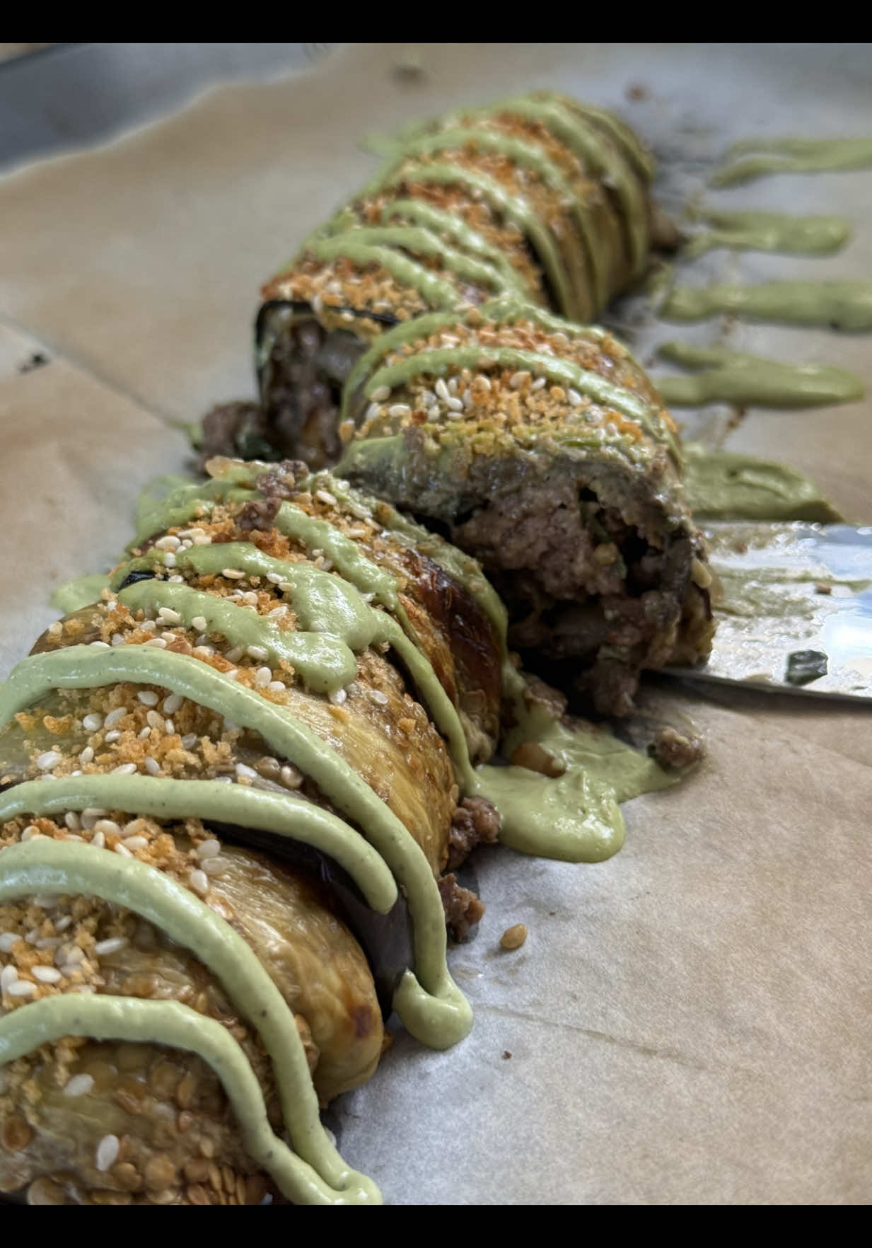 גלילת חציל במילוי בשר עם טחינה ירוקה 🍆🌿 אתם כותבים לי הרבה שלא רואים טוב את המתכון בתיאור פה . אז כל המתכונים  וגם זה בעמוד האינסטגרם שלי♥️ #חציל #foodphotography #איילתבןסימון #סוכות 