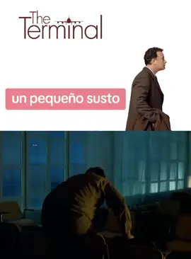 Víktor intenta armar su improvisada cama juntando algunas sillas, buscando un poco más de comodidad en medio de la Terminal. De pronto, una luz intensa lo sorprende por la espalda. Asustado, levanta las manos como si se rindiera, hasta descubrir que no era un guardia ni un peligro… sino un avión despegando. Una mezcla de miedo, inocencia y soledad que muestra su vulnerabilidad atrapado en un mundo que no entiende. #TheTerminal #TomHanks #LaTerminal #MovieScene #EscenasDeCine 