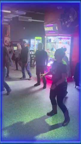 Thursday night line dancing at@LE PADDOCK #countrydancers #linedancinglessons #countrylinedancing #footloose #fakeidlinedance 