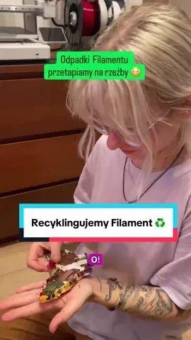 🔹 Hej! 🌱 Wpadliśmy na pomysł, jak zrecyklingować odpady filamentu i zamienić je w coś magicznego! ✨ Zamiast wyrzucać resztki, topimy je w silikonowych formach i tworzymy unikalne figurki. ♻️ Zostań z nami, żeby zobaczyć, jak robimy coś z niczego! 🪄 #Eco3D #Recykling #ZróbToSam #ZeroWaste #FilamentFun