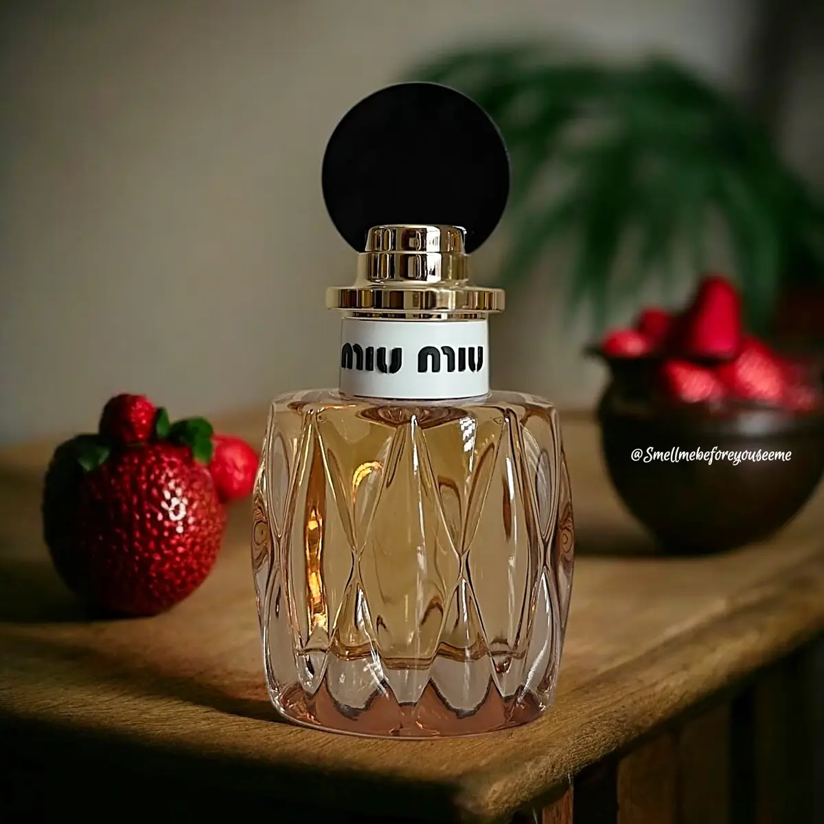 This fragrance opens up with burst strawberries followed by white florals. Then you smell delicate roses covered with brown sugar. It’s slightly earthy but still sweet. The dry down is rich and vanilla bourbon on my skin. Have you tried this newest release? Do you have any of favorites from this brand? Thank you to the team at @Miu Miu for sending me this fragrance! 🫶🏽🫶🏽 ✨🍓🌱🍨🥃✨ Miutine 🍓 Top notes: Strawberry and Gardenia Middle notes: Rose and Jasmine Base notes: Brown sugar, Patchouli, Bourbon Vanilla, Amber and Moss #fragrancetiktok #perfumetiktok #miumiu #fyp #smellmebeforeyouseeme 