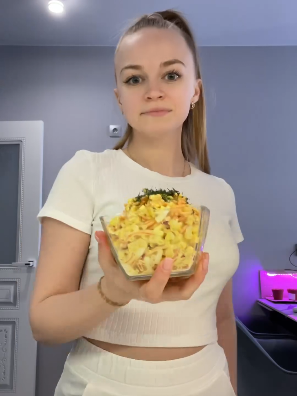 Самый вкусный салат с сыром «Косичка»🤤🫰🏼 Ингредиенты: Сыр «Косичка» - 100 гр Яйца - 4 шт Морковь по-корейски - 200 гр Кукуруза - 1 баночка Майонез (по вкусу)
