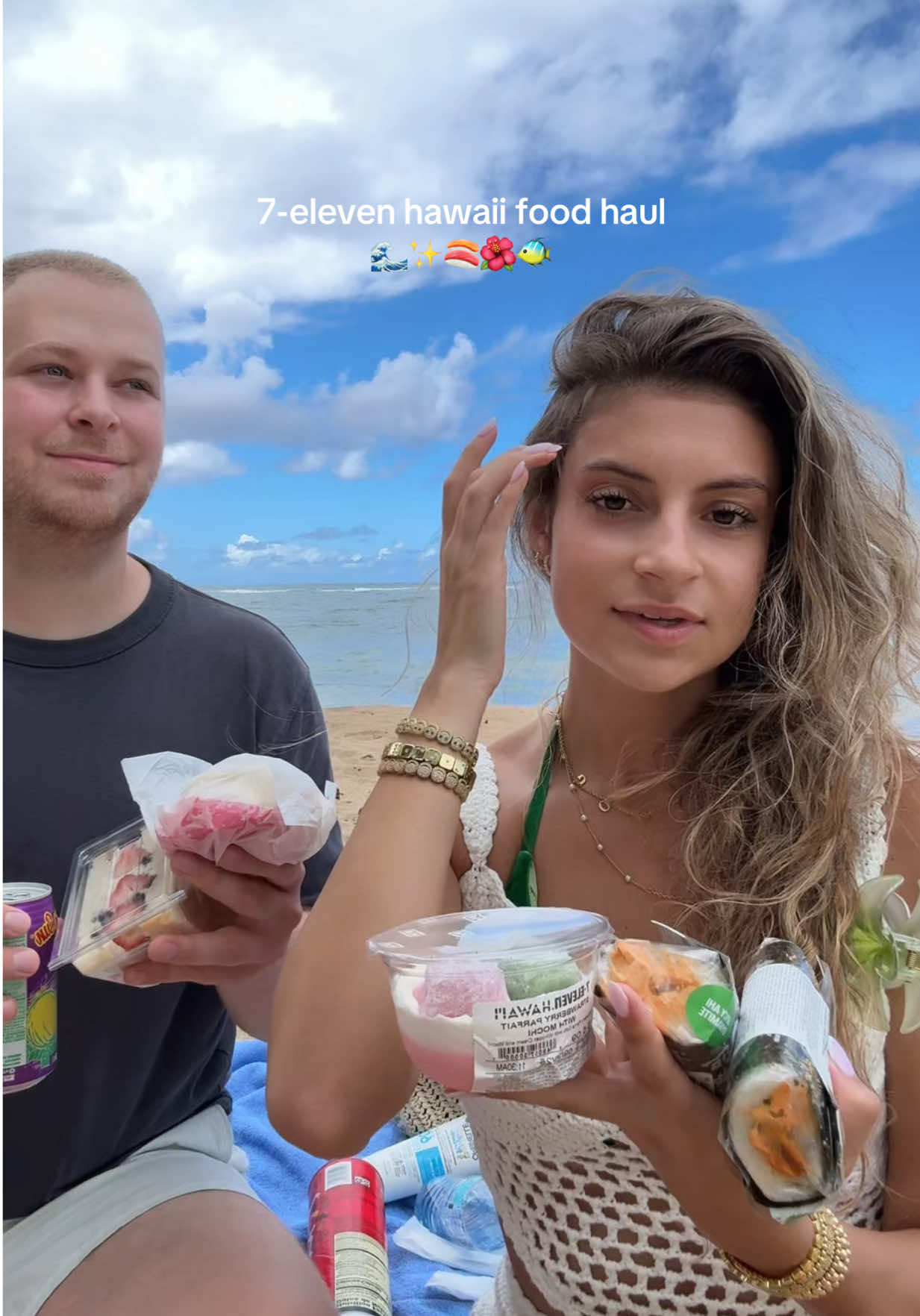 I highly recommend going to a 7/11 in Hawaii to get lunch for the beach, this was so fun #7elevenhawaii #7eleven #hawaii #hawaiifood #FoodTok 