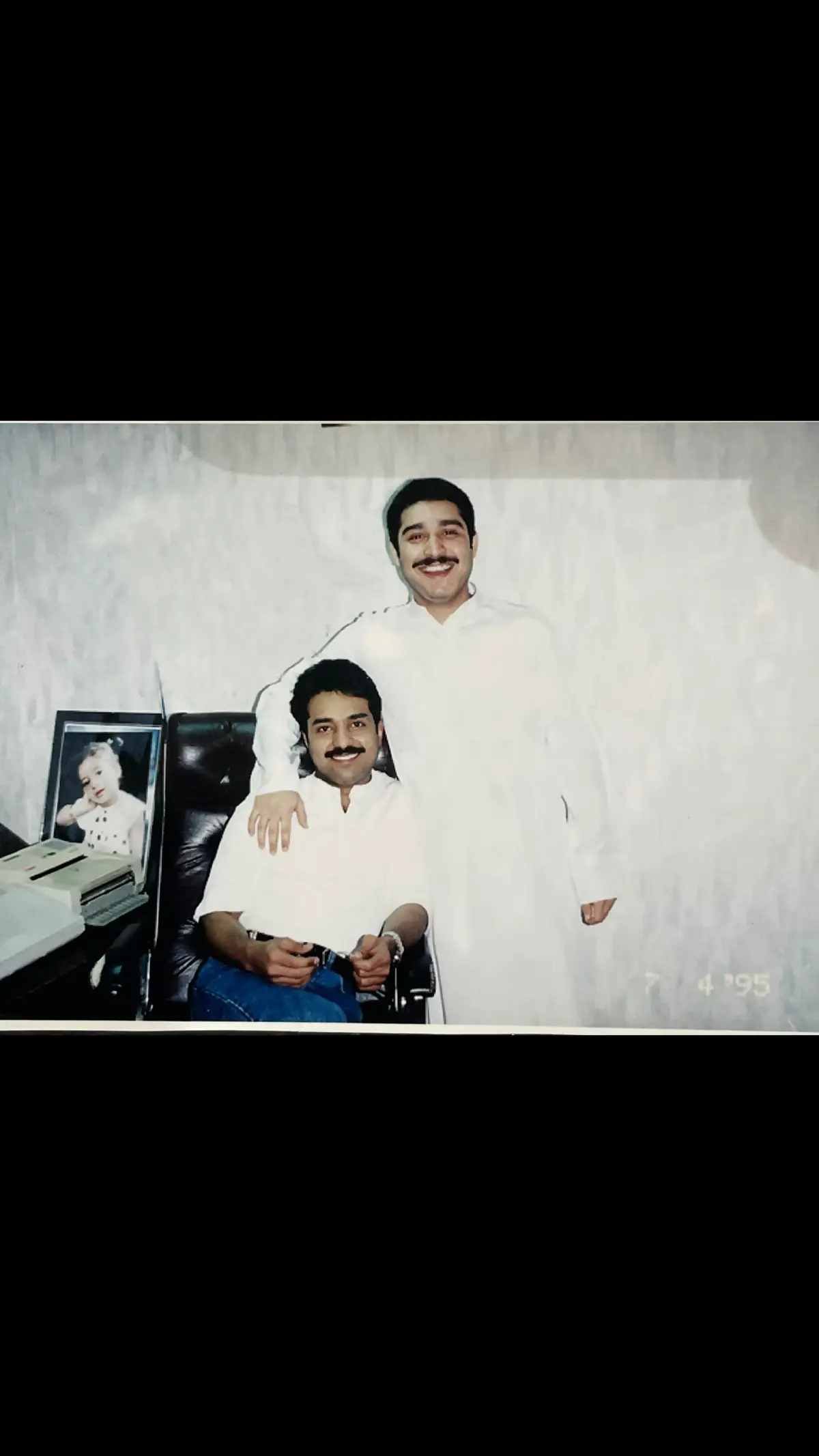 الفنان الكبير #راشد_الماجد و الفنان الكويتي احمد الحريبي في دولة #الكويت عام 1995 في أحد الاستديوهات . #السعودية  #الاردن  #اكسبلور 