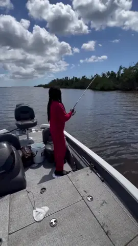 Tossing live shrimps into the mangroves and hooked up on a keeper size Red Drum 🔥🎣💯 #hoodfishing 