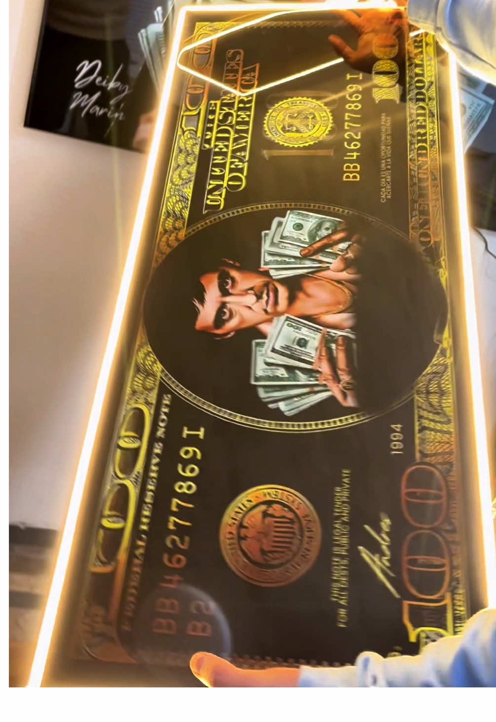 Yo soy Tony Montana 😈🔥 Cuadro en resina epoxi y luz neón en una medida de 100 x 42 💰 #tonymontana #scarface #alpacino #cuadrospersonalizados #decoraciondeinteriores 