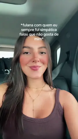 Garota q nunca conversei na vida tacando bebida em mim ontem kkkkk piada