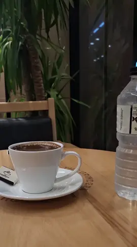 فنجان #your_coffee وقطعة شوكولا في المساء  مع نسمات جميلة وضوء #القمر والهدوء  يكون  بمثابة  موعد مع الحياة ....   #مساء_القهوة 