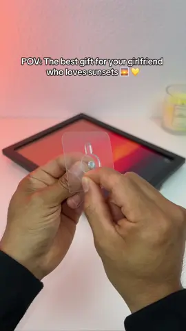 The gift every sunset-loving girlfriend deserves ✨ #sunsetlamp #sunsetvibes #roomdecor #couplegift   . . . Surprise your girlfriend or anyone who loves sunsets. This light box transforms her room into the magic of a sunset, a cozy atmosphere that will captivate. Ideal for anniversaries, birthdays, and more.