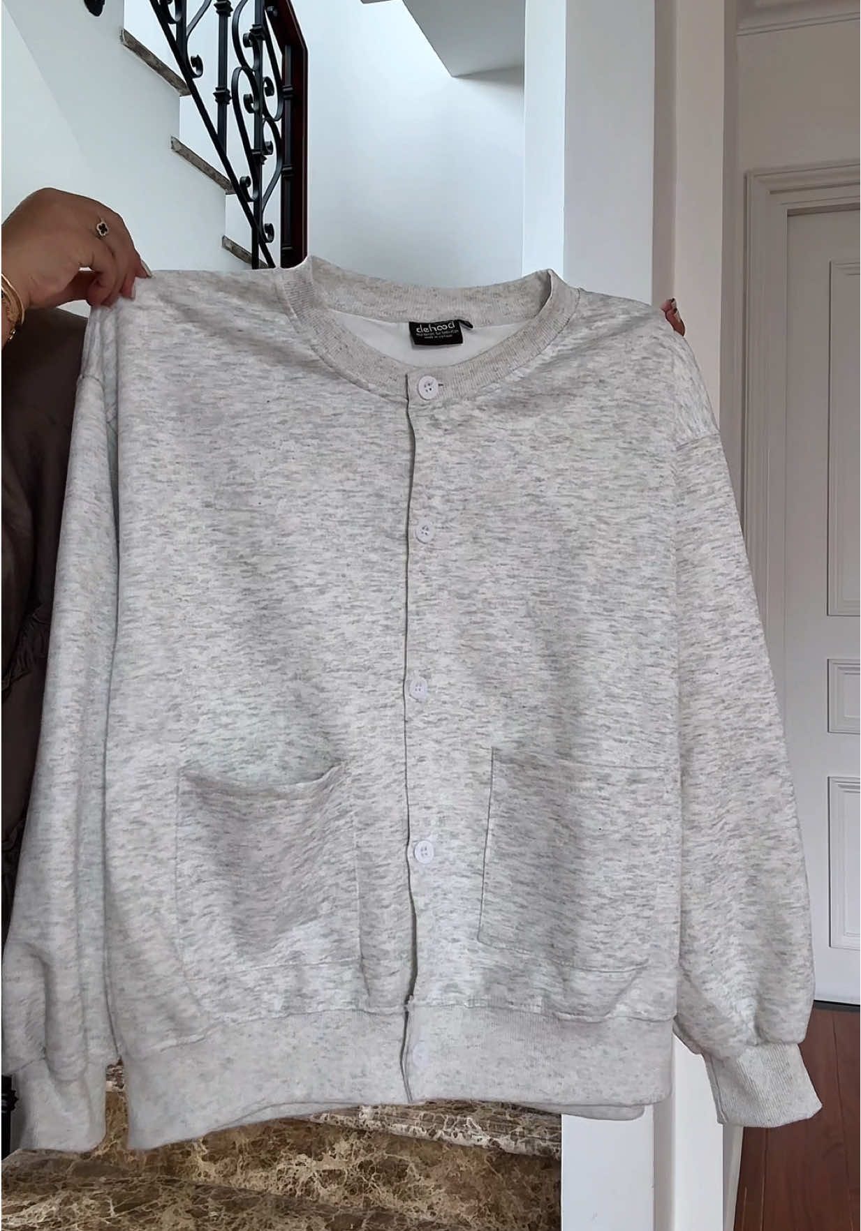 Đơn giản mà đẹp #xuhuong #outfit #aocardigan #deehood #macdepmoingay 