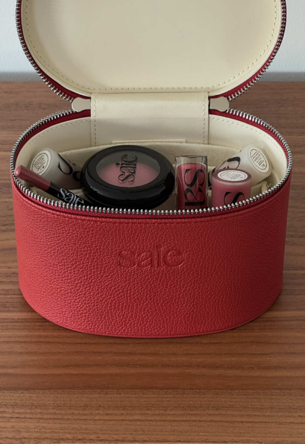 @Saie vanity case in red 💔 #saievanitycase #makeupbag #whatsinmymakeupbag #saiebeauty 
