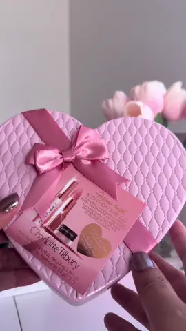 @charlottetilbury PILLOW TALK ICONS ON THE GO🎀 You can use my code CT-SOCMXF2GNDM for 15% off your order ✨ The code is for only your first purchase. @charlottetilbury #AD #BeautyMustHave #CharlotteTilbury #MagicBeautyStars