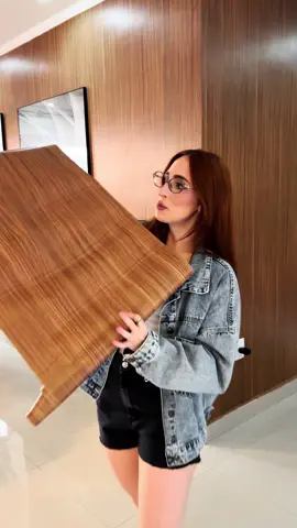 Esse papel de parede mudoooou a cara da minha casaaaaa. Ele transforma o ambiente e esse é o MADEIRA FREIJÓ #foryoupage #homedecor #fy 