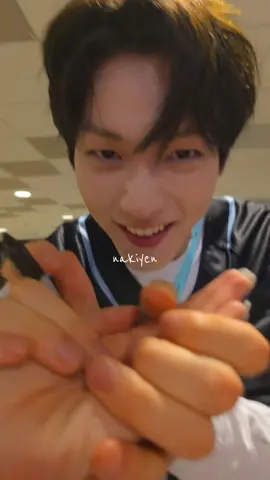 내 손… 수빈이가 두 손으로 잡았다… 🥹 항상 고맙고 응원할게요 😭 i’ve crashed out so bad with my soobin send offs but this one i lost my voice so i just left my hand out 😭😭😭 and he grabbed it 😭😭😭 like that 😭😭😭 two hands ✋🏻✋🏻 ##act_tomorrow##txt##tomorrow_x_together##soobin##txtmoa