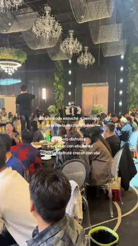 新娘弟弟迈着霸气的步伐，透着三分的傲娇，带着十分的帅气，在最后一刻还是没绷住🤭🥹#朋友们 #婚礼 #Love #parati #fyp 