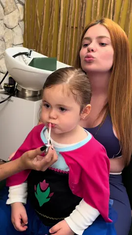 É muito patricinha kkkkk 2 anos e já tá querendo fazer cabelo e maquiagem 