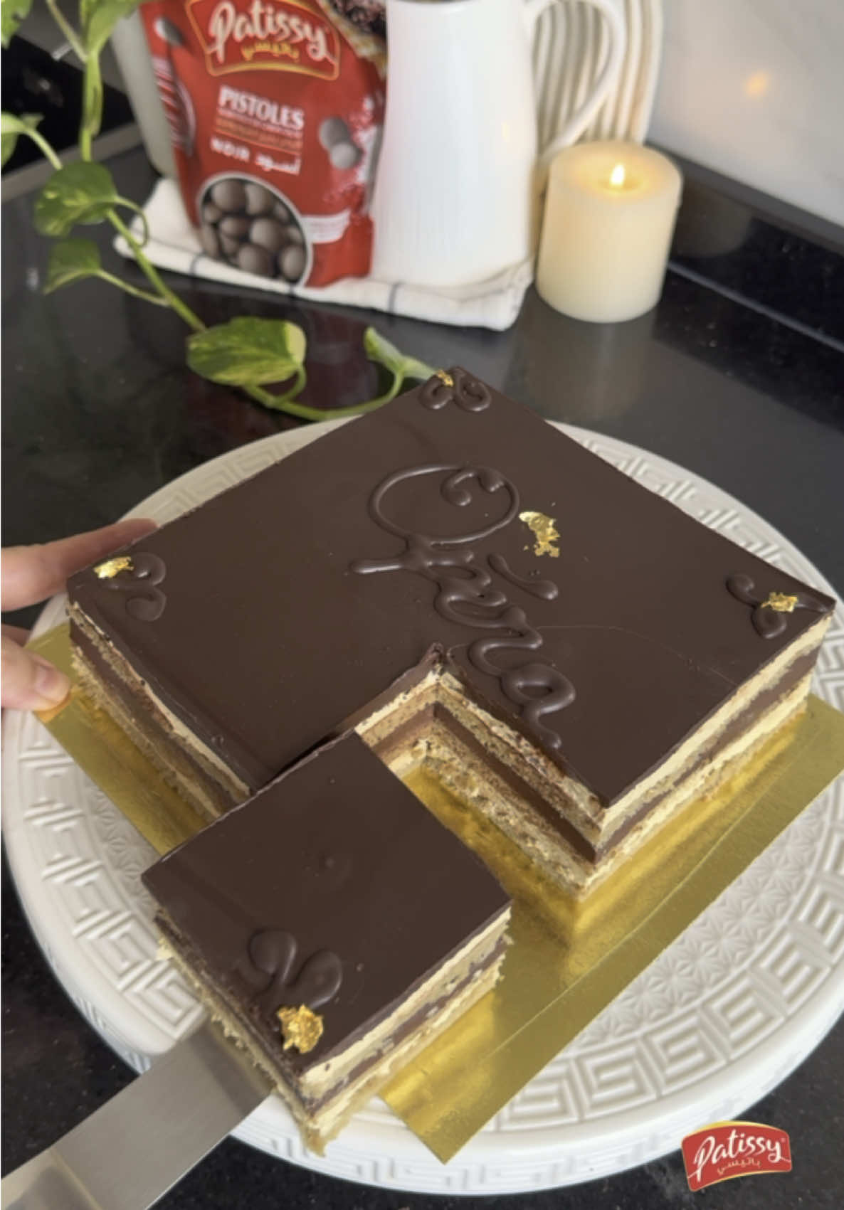 @Patissy Algérie دورة مجانية في الأوبيرا ، رح ينجحلك من أول تجربة 😍 .   . للبسكوي جوكوند : ثلاثة بياض بيض مع ملعقة ك سكر ورشة ملح / ثلاث بيضات مع 60غ سكر مع خليط النواشف : 110غ لوز بودرة + 40غ سكر ناعم و 30غ فرينة و ملعقة ص قهوة سريعة ذوبان . كريمة زبدة: ثلاثة صفار بيض طلعيهم وزيدي السيرو : 35غ ماء + 100غ سكر يغلي حتى يوصل 118 درجة ولا حتان يشكل فقعات ثقيلة شفافة ، زيديه سخون للبيض وحركي بعدها زيدي 180غ زبدة طرية وفانيلا وملعقة ص قهوة سريعة مدوبة في ملعقة ك ماء  للغاناش : 130غ كريمة ساخنة 35%مادة دسمة + 130غ شوكولاتة سوداء + 15غ غلوكوز مش ضروري و ملعقة ك زبدة  السيروب : كاس ماء وملعقة ك قهوة و ملعقتين ك سكر و في الاخير 170غ شوكولاتة سوداء مع 30غ زيت . بصحتكم ❤️ #opera #gateauopera #patisserie 