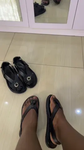 ✨ Aujourd’hui je vous montre deux modèles de padam différents mais tout aussi stylés. 👉 Le premier (en haut) se distingue par son détail floral au centre. J’aime beaucoup son côté original et élégant, parfait pour celles qui veulent une paire qui attire le regard. 👉 Le second (en bas) est plus sobre et classique, avec une finition simple mais très chic. Ce que j’aime, c’est sa polyvalence : il s’adapte à toutes les tenues du quotidien. 🌸 L’un mise sur l’originalité, l’autre sur la simplicité… et moi j’avoue que j’aime les deux pour des occasions différentes ! Prix : 17000-20000