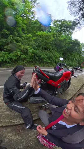 La alegria de ambas al.ver la efectividad Ayudame compartiendo pues #Guatemala #adventure #antiguaguatemala #motorcycle #viajes #paratiii 