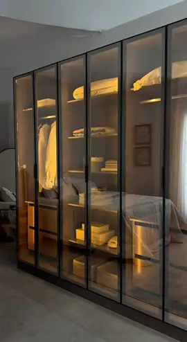 Guarda-roupa com 6 Portas Reflecta, contem pés e led Innova 100% MDF Off White.  Pensa em um item que cheira riqueza para ter na sua casa!💝🛍️ Comente “eu quero” que eu te mando link na dm!🔥 #guardaroupa #guardaroupacomled #guardaroupashoppe 