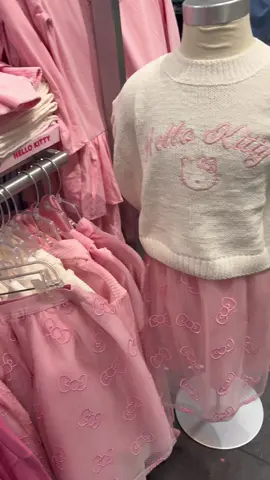The Children’s Place x HELLO KITTY COLLAB 😩😩😩💕💕💕💕 #hellokitty #childrensplace #hellokittyfashion #pink 