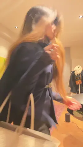 Navy poncho 💙>>                         #fashion #winterfashion #poncho #luxury #scandinavianstyle 