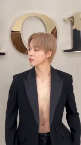POV: you saw Park Jimin IN REAL LIFE. the person in the fourth clip is the CEO of DIOR and the person in the fifth clip is Mikey Madison by the way 😭😭 #JIMIN #DiorSS26 #JiminxDior #JiminxDiorSS26 #PFW @Dior 