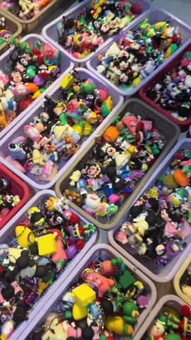 Kamu tim “nangis karena kehabisan” atau “senyum karena udah order duluan”? 😆 Stok gantungan kunci grosir isi 50 pcs udah ready lagi! Lucu-lucu semua, buruan sebelum diserbu lagi 😜 #gantungankunci #grosir 