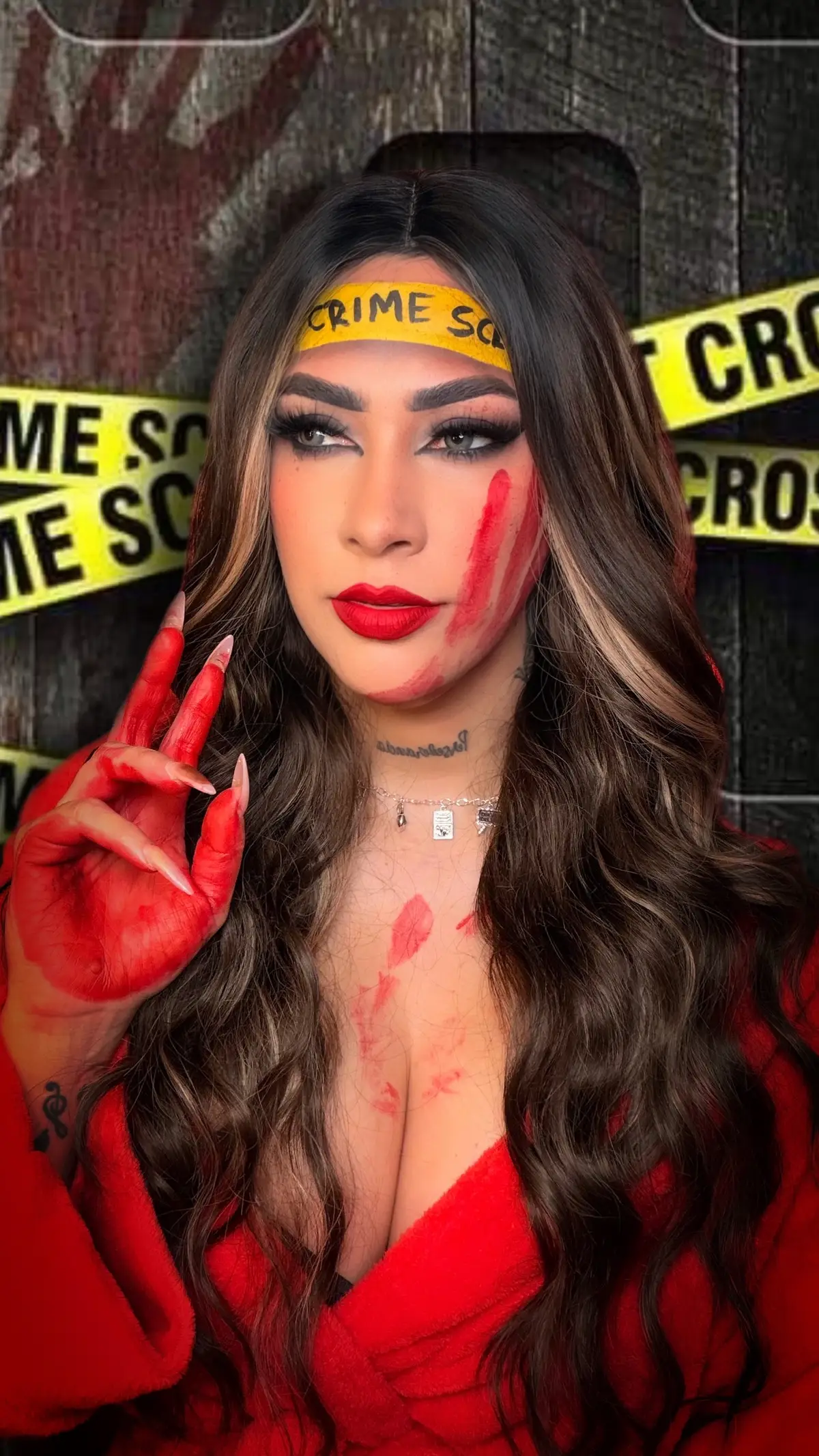 🕵️‍♀️🚨 No soy la víctima, tampoco la culpable… soy la escena del crimen. Halloween es el momento perfecto para sacar nuestro lado más oscuro y glam a la vez. 🔪💄 ¿Te atreves a entrar en mi historia? 👀✨ #EscenaDelCrimen #MaquillajeHalloween #BloodyGlam #MaquillajeCreativo #RedLips     