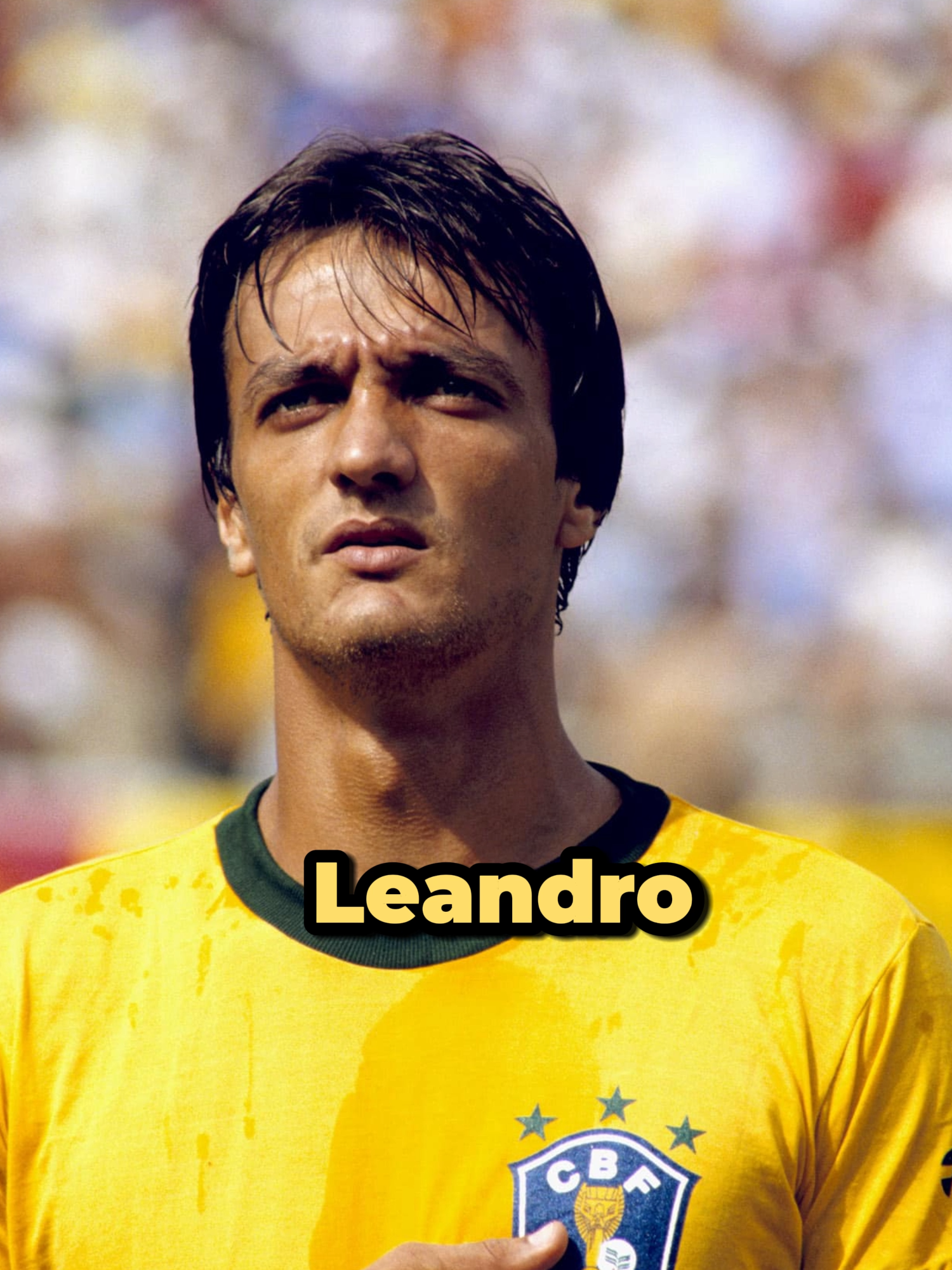 Nunca vi um lateral como ELE O ex-jogador Zico, durante entrevista ao podcast “De Cara com o Cara”, apresentado por Romário, relembrou como era atuar ao lado do lateral Leandro, seu companheiro de Flamengo e Seleção Brasileira nos anos 1980. Zico destacou a qualidade técnica e a inteligência tática de Leandro, afirmando que o ex-lateral era um jogador completo, com visão de jogo e precisão tanto na defesa quanto no ataque.  Durante a conversa, o Galinho de Quintino demonstrou grande admiração pelo ex-companheiro, citando momentos marcantes que viveram juntos e ressaltando a importância de Leandro nas conquistas do Flamengo. Segundo Zico, jogar com ele era uma tranquilidade, pois o lateral tinha “classe, força e cabeça de craque”, sendo um dos melhores jogadores com quem teve o privilégio de dividir o campo. #decaracomocara #romario #romário #zico #selecaobrasileira #seleçãobrasileira #copadomundo