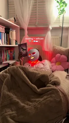 i have the ultimate cozy selfcare nights since getting my CryoGlow 🤍🪽🧚🏽  @Shark Beauty @Shark Home UK @Shark Home @SharkNinja @peteralexanderofficialuk  #roomaesthetic #BookTok #readingcorner #readingnook #cozyroom 