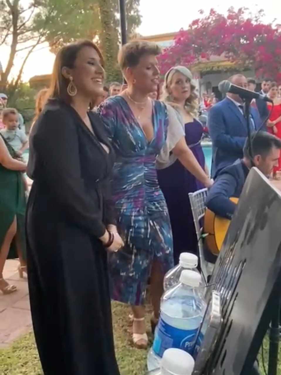 Poco se habla, de lo difícil que es cantar a alguien, con un nudo en la garganta y aguantando la lagrimilla.... Verlas tan guapas, sonrientes y felices en su día... @Lola Roman Gonzalez  Gracias por dejarnos compartirlo con vosotras... OS QUEREMOOOS Ah...y lo bonito de hacerlo con ellos @❤️🧡💛Silviaシ︎💚💙💜   @antoniomedina41710  #boda #duo #musicaendirecto #carnavaldecadiz 